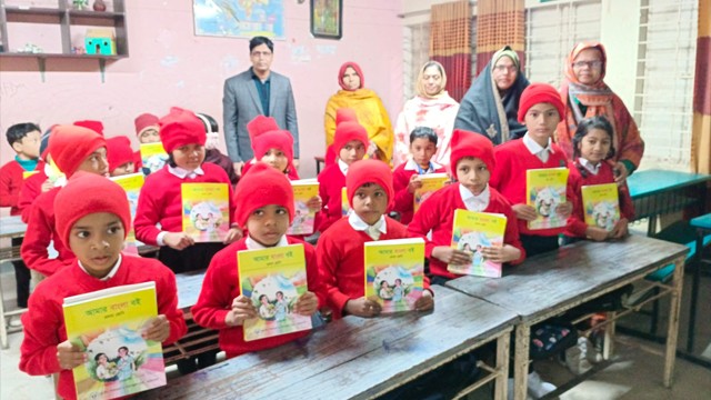 নতুন বছরে নতুন বই পেয়ে খুশি শিক্ষার্থীরা