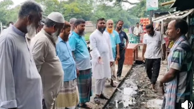 জলাবদ্ধতা নিরসনে নিজস্ব অর্থায়নে ড্রেন নির্মাণ করলেন মেয়র পদপ্রার্থী মনিরুল ইসলাম