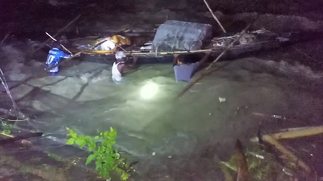 রাতের আঁধারে উত্তাল পদ্মা: ১৫ ফুট ঢেউয়ে একাধিক নৌকাডুবি, আহত অন্তত ৭