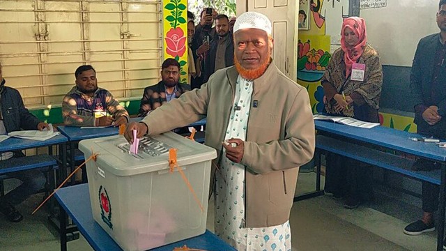 আঙ্গারিয়া পাড়া স্কুল কেন্দ্রে ভোট দিলেন নুরুল ইসলাম বুলবুল