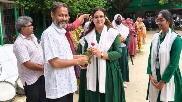 গ্রীন ভিউ উচ্চ বিদ্যালয়ে এসএসসি পরীক্ষায় কৃতকার্য শিক্ষার্থীদের ফুল দিয়ে অভিনন্দন