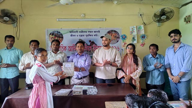 নানা কর্মসূচির মধ্য দিয়ে আন্তর্জাতিক আদিবাসী দিবস পালন করলো বাবুডাইং আলোর পাঠশালা