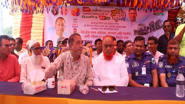 বিএনপির প্রতিষ্ঠাবার্ষিকী উপলক্ষে শিবগঞ্জে চালকদের মাঝে গেঞ্জি বিতরণ ও শপথ গ্রহণ