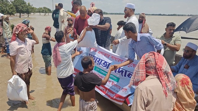চাঁপাইনবাবগঞ্জে পানিবন্দি ৩৫০ পরিবারের পাশে নূরুল ইসলাম বুলবুল