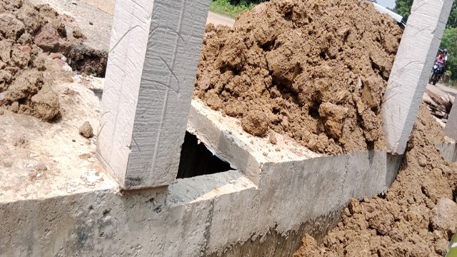 নাচোলে আজগুবি প্রযুক্তিতে পৌরসভার ড্রেনের ৬ ইঞ্চি ওয়ালের উপর ১০ ইঞ্চি পিলার নির্মানের অভিযোগ