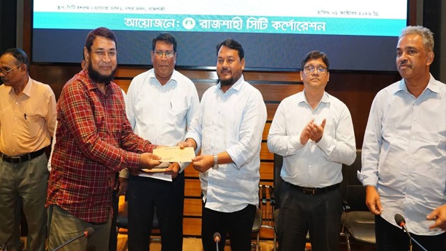 অবসরপ্রাপ্ত কর্মচারীদের মাঝে আনুতোষিকের চেক তুলে দিচ্ছেন রাসিক প্রশাসক মাহফুজুর রহমান রিটন। ছবি: চাঁপাই জার্নাল