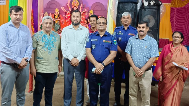 চাঁপাইনবাবগঞ্জের বিভিন্ন পূজা মন্ডপ পরিদর্শনে ডিসি ও এসপি