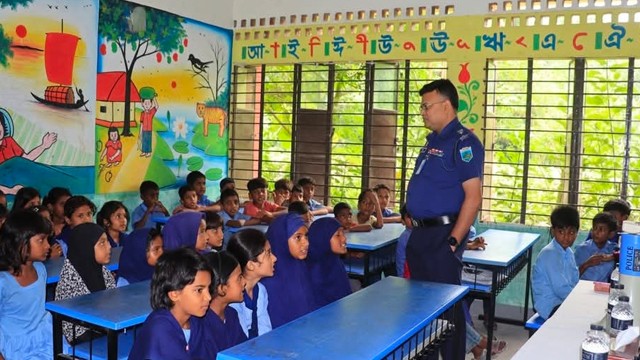 পুলিশ লাইনস স্কুল পরিদর্শন করলেন পুলিশ সুপার গৌতম কুমার বিশ্বাস