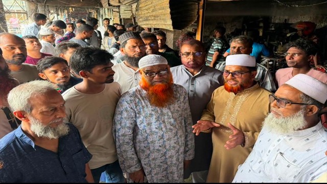 চাঁপাইনবাবগঞ্জ নিউ মার্কেটের অগ্নিকাণ্ডে ক্ষতিগ্রস্ত ব্যবসায়ীদের পাশে এমপি বুলবুল