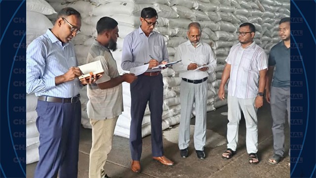 নওদাপাড়া এলাকায় বাংলাদেশ কৃষি উন্নয়ন করপোরেশনের (বিএডিসি) সার গুদাম পরিদর্শন। ছবি: চাঁপাই জার্নাল