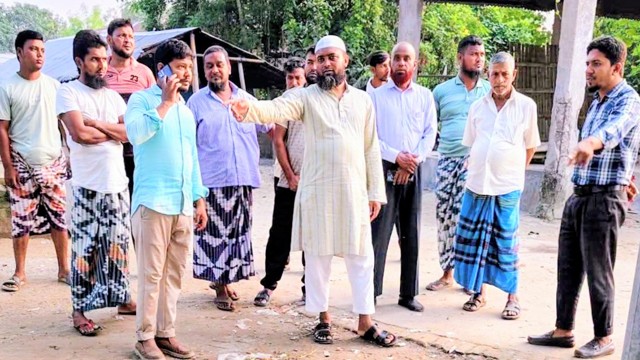 নাচোলে পানি নিষ্কাশনের ড্রেন ও ময়লা আবর্জনার সমস্যা সমাধানে পরিদর্শন