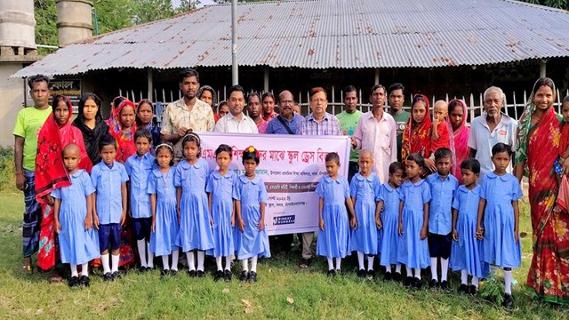 নতুন পোশাক ও জুতা পেল এমএলই স্কুলের শিক্ষার্থীরা