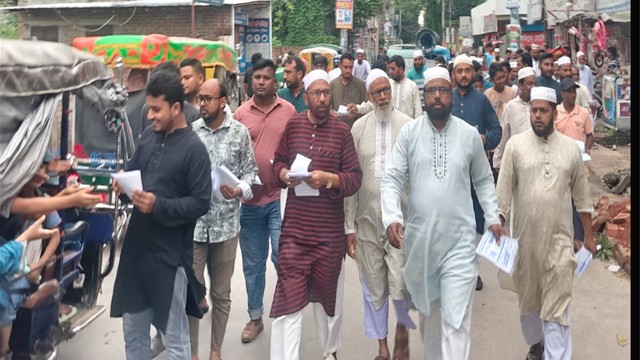জাতীয় সমাবেশ সফল করতে চাঁপাইনবাবগঞ্জে জামায়াতের লিফলেট বিতরণ ও গণসংযোগ