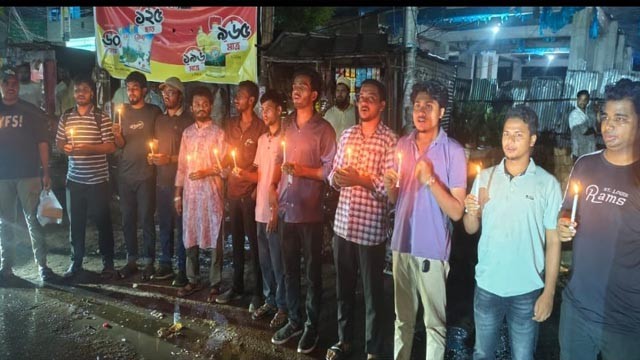 চাঁপাইনবাবগঞ্জে অতিরিক্ত লোডশেডিং ও বিদ্যুৎ বিলের প্রতিবাদে মোমবাতি হাতে অবস্থান