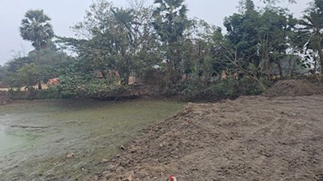 সাঁওতাল পাড়ার পুকুরে মাটি খেকোদের নজর, রাতের আঁধারে চলছে ভরাটের কাজ