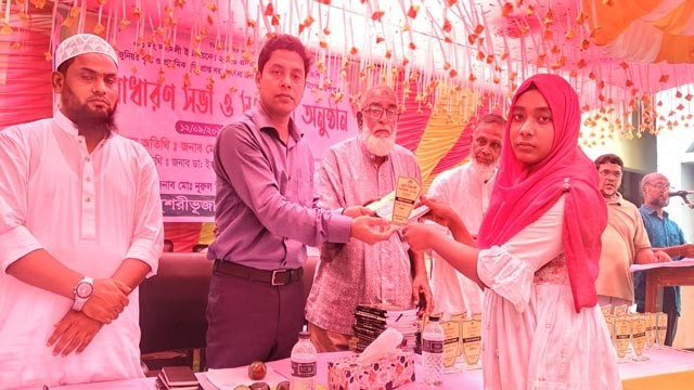 ভোলাহাটে গণকেন্দ্র পাঠাগারের আয়োজনে ৩৯ কৃতি শিক্ষার্থীকে সংবর্ধনা