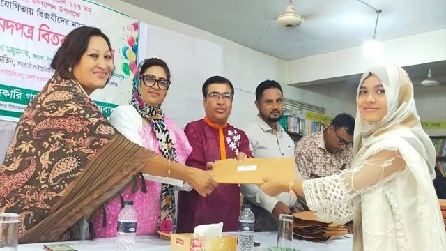 চাঁপাইনবাবগঞ্জে নজরুল জয়ন্তী উপলক্ষে পুরস্কার ও সনদপত্র বিতরণ অনুষ্ঠান