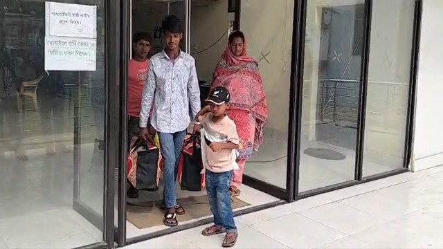 দীর্ঘ একবছর পর সোনমসজিদ ইমিগ্রেশন দিয়ে নিজ দেশে ফিরলেন ভারতীয় চার নাগরিক
