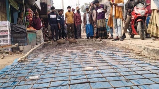 রাস্তা নির্মাণে নিম্নমানের সামগ্রী ব্যবহার করায় কাজ বন্ধ করল এলাকাবাসী