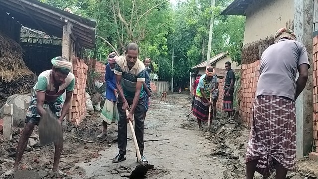 ইউপি সদস্য ইমরান আলীর হাতের ছোঁয়ায় বদলে যাচ্ছে খোসালপাড়ার গ্রামের রাস্তা
