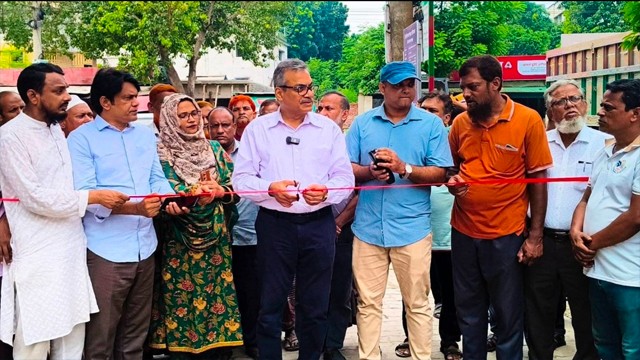 চাঁপাইনবাবগঞ্জে শিশু পরিবার ও এনএসআই অফিসের সামনে নতুন রাস্তার উদ্বোধন