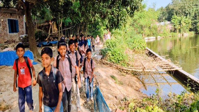 নাচোলে রাস্তা ভেঙে পুকুরে, চরম দুর্ভোগে স্কুলগামী কোমলমতি শিক্ষার্থীসহ গ্রামবাসী