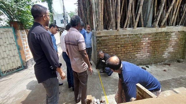 রাস্তা দখল করে ভবন নির্মাণের অভিযোগে ঘটনাস্থল পরিদর্শনে আরডিএ চেয়ারম্যান