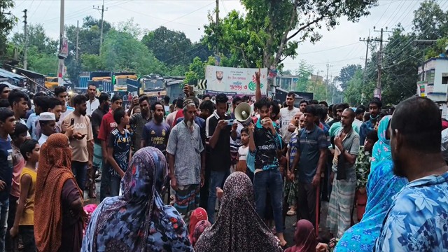 অটোচালক রুমনকে উদ্ধারের দাবিতে চাঁপাইনবাবগঞ্জ-সোনামসজিদ মহাসড়ক ২ ঘণ্টা অবরোধ