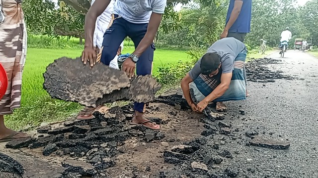 চাঁপাইনবাবগঞ্জে সড়ক সংস্কারে অনিয়মের অভিযোগ