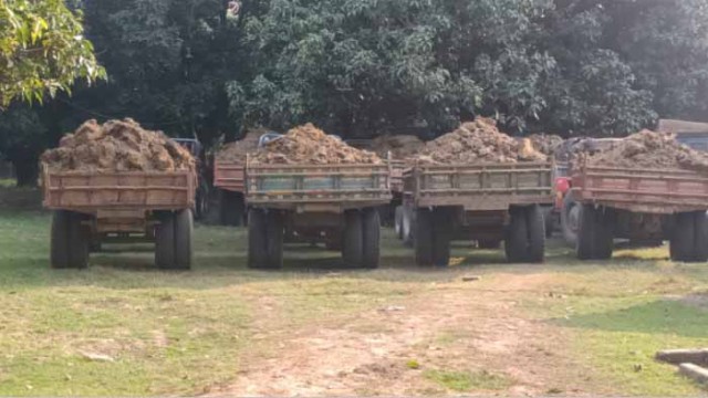 শিক্ষার্থীদের আটক করা মাটিভর্তি ট্রাক্টর ছেড়ে দিল পুলিশ, আবারো শুরু পুকুর ভরাট