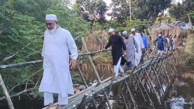 ১০ গ্রামের মানুষের যাতায়াতে বাঁশের সাঁকো নির্মাণ করল জামায়াত