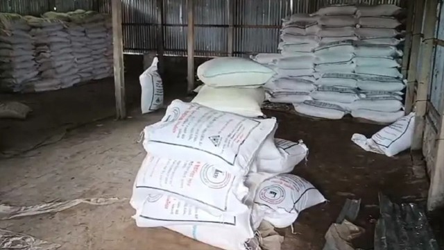ডিলার না আসায় গুদাম ভেঙে ১০ হাজার কেজি সার নিয়ে গেলন কৃষকরা