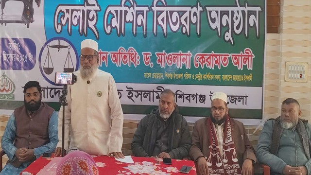 মহিলাদের মাঝে জামায়াত নেতা কেরামত আলীর সেলাই মেশিন বিতরণ