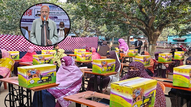 চাঁপাইনবাবগঞ্জে নূরুল ইসলাম বুলবুলের উদ্যোগে সেলাই মেশিন বিতরণ