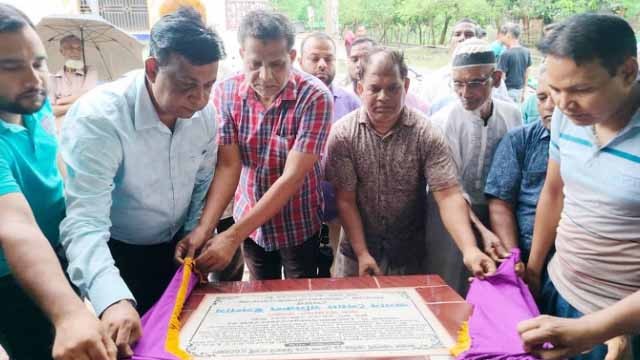 শিবগঞ্জ পৌরসভায় সড়ক ও ড্রেন নির্মাণ কাজের উদ্বোধন