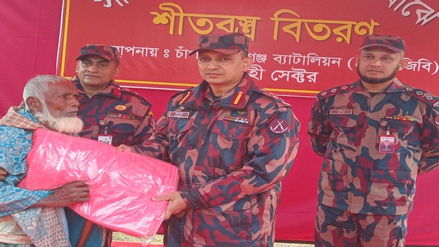 শিবগঞ্জ সীমান্তে ৩'শ অসহায়-দুস্থ মানুষের মধ্যে কম্বল বিতরণ