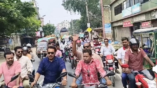 চাঁপাইনবাবগঞ্জ জেলা স্বেচ্ছাসেবক দলের মোটরসাইকেল শোডাউন ও বিক্ষোভ মিছিল