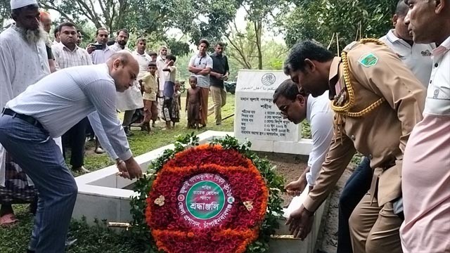 গোমস্তাপুরে শহীদ তারেকের কবরে পুষ্পস্তবক অর্পণ ও আলোচনা সভা