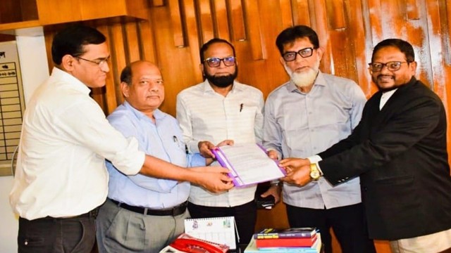 স্মারকলিপি প্রদান করেছে চাঁপাইনবাবগঞ্জ জেলা সমিতি। ছবি: চাঁপাই জার্নাল