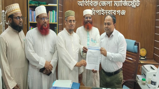 চাঁপাইনবাবগঞ্জে জুমার খুতবাকে কেন্দ্র করে ইমামকে অপসারণের প্রতিবাদে মানববন্ধন