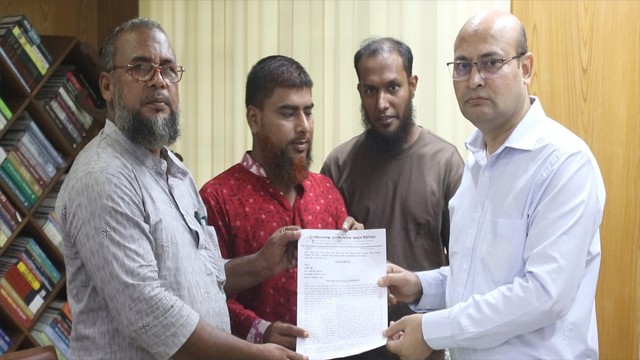 ন্যূনতম মজুরি ও শ্রম আইন বাস্তবায়নের দাবিতে চাঁপাইনবাবগঞ্জে স্মারকলিপি প্রদান