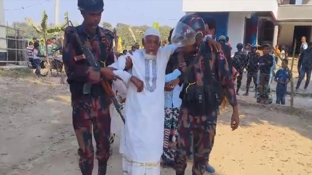 বিজিবি সদস্যের সহায়তায় ভোট দিলেন শিবগঞ্জের বয়োজ্যেষ্ঠ বৃদ্ধ