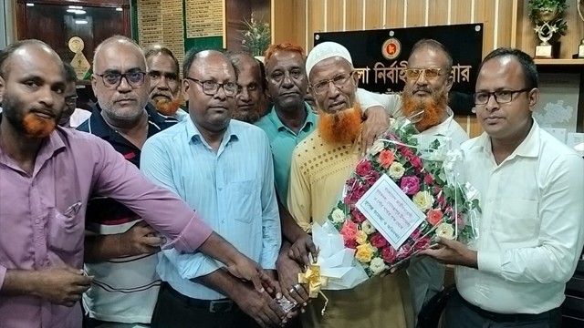 গোমস্তাপুরে কৃষক দলের পক্ষ থেকে নবাগত ইউএনওকে সংবর্ধনা