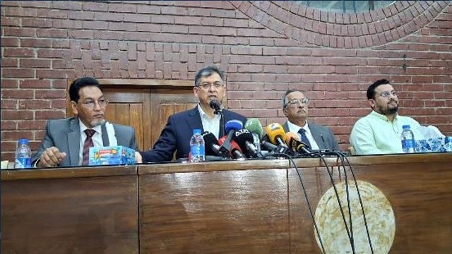 সংবিধান সংশোধনের প্রক্রিয়ায় বিরোধী দলের অংশগ্রহণ চায় সরকার : সালাহউদ্দিন আহমদ