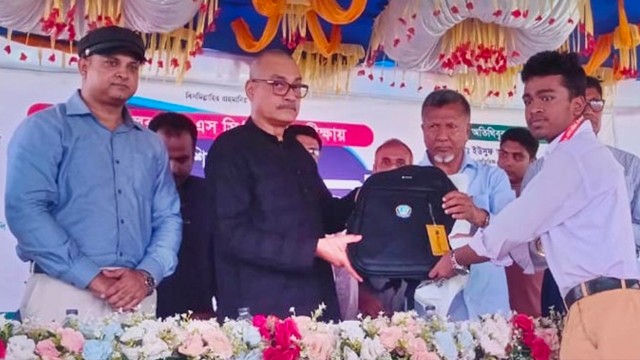 চাঁপাইনবাবগঞ্জে জিপিএ-৫ পাওয়া ১২০০ শিক্ষার্থীকে জেলা পরিষদের সংবর্ধনা