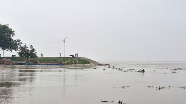 রাজশাহীতে পদ্মার পানি বিপৎসীমার কাছাকাছি, ‘টি-বাঁধ’ এলাকায় প্রবেশ নিষেধ