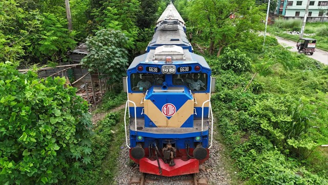 রাবি শিক্ষার্থীদের দাবি মেনে নেওয়ায় ৮ ঘণ্টা পর স্বাভাবিক হলো রাজশাহীর রেল যোগাযোগ