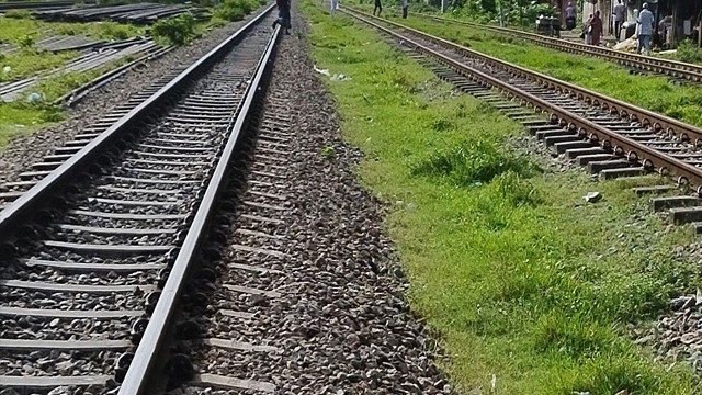 ট্রেনে কাটা পড়ে অজ্ঞাত ব্যক্তির মৃত্যু