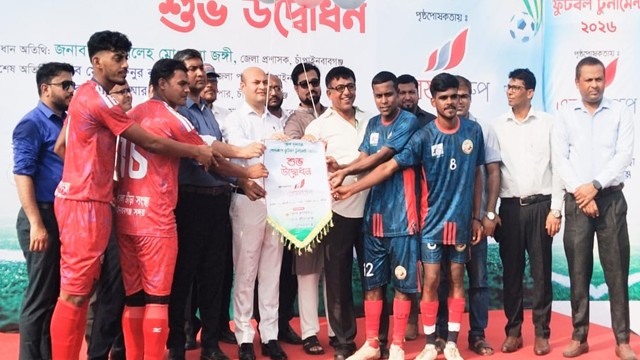 বর্ণাঢ্য আয়োজনে জেলা প্রশাসক গোল্ডকাপ ফুটবল টুর্নামেন্টের উদ্বোধন