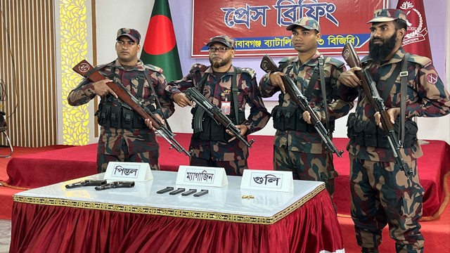 শিবগঞ্জ সীমান্তে আবারোও বিদেশি পিস্তুল, ম্যাগাজিন ও গুলি উদ্ধার